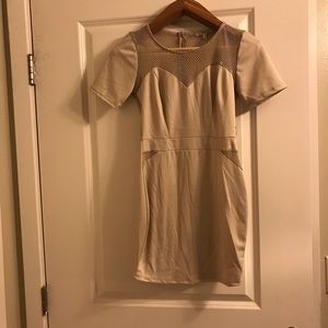 🌸 Beige dress with mess back